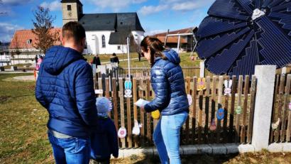 Bild: vsr
Kleine und große Hasenjäger konnten im Bürgerpark Krummennaab an den Ostereiern viele Informationen zum Thema „Ostern“ finden - aber nur ein Ei wartete mit dem richtigen Buchstaben für das Lösungswort.