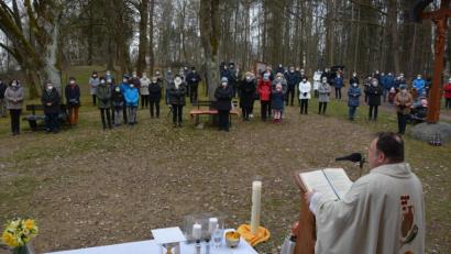 Bild: jr
Kaplan Daniel Schmid feierte am Ostermontagvormittag mit zahlreichen Gläubigen einen Gottesdienst bei der Gommelbergkapelle in Pleußen. Bereichert wurde der Gottesdienst von Bläsermusik.
