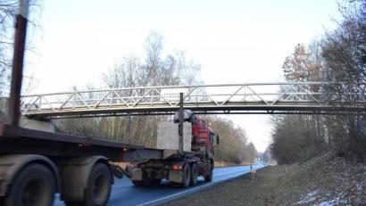 Bild: szl
Rein optisch ist auch am Tag nach dem Unfall fast kein Schaden zu sehen: Die Fußgänger- und Radbrücke über die B15 bei Tirschenreuth bleibt aber bis zum Frühjahr gesperrt.