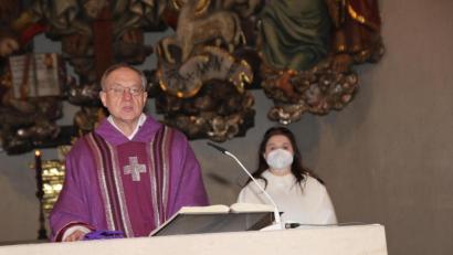 Bild: ads
Pfarrer Ludwig Gradl (links) stellt die Mesnerin Birgit Busch vor.