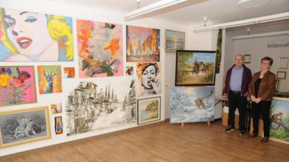 Bild: ige
Erich und Christine Graf stellen die Hauptwerke der Kunstgalerie ins Schaufenster am Roßmarkt. Dort können zum fünfjährigen Bestehen des Hauses die Werke vieler bekannter Künstler bewundert werden.