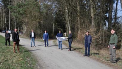 Bild: ws
Quer durch alle Stadtratsfraktionen wird die Ansiedlung der Ziegler-Group unterstützt. Als Reaktion auf die Kritik des Landesbundes für Vogelschutz waren am Donnerstag Bürgermeister Franz Stahl, der Planer, Vertreter der Stadt sowie die Fraktionssprecher vor Ort zusammengekommen. Im Bild (von links) Konrad Schedl (Grüne), Huberth Rosner (CSU), Dritter Bürgermeister Norbert Schuller, Manfred Zandt (Freie Wähler), Planer Dietmar Narr, Franz Stahl, Stadtbaumeister Andreas Ockl und Stadtförster Stefan Gradl.