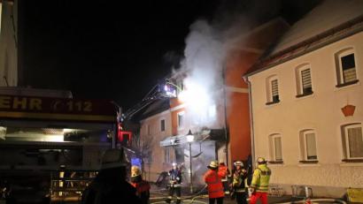 Bild: jma
Brandfahnder der Amberger Kriminalpolizei haben inzwischen das ausgebrannte Wohnhaus in Auerbach begutachtet.