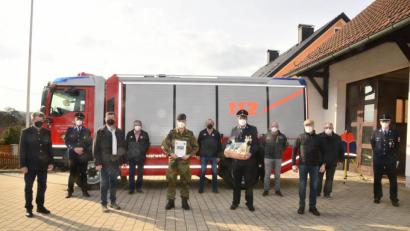 Bild: bey
Vor dem Pleysteiner Feuerwehr verabschiedet Bürgermeister Rainer Rewitzer den bisherigen Kompaniechef der 5. Kompanie des Panzerbataillons 104, Major Olaf Niederdräing (vorne, Zweiter und Dritter von links). Zur Erinnerung überreicht er ihm eine Dankurkunde und ein "Genusskörberl" aus der Öko-Modellregion. Mit dabei Ehrengrenadier Altbürgermeister Johann Walbrunn (vorne, links) und Vertreter von Pleysteiner Vereinen.