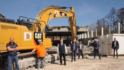 Bild: Christine Hollederer/exb
Kurze Pause zur Information für den Landrat: Von links Stefan Rubenbauer (Baufirma), Baggerfahrer Günter Boboiciov, Landrat Richard Reisinger, Bauleiter Reiner Bäumler, Realschulleiter Martin Zimmermann sowie Peter Rußwurm und Thomas Raithel (Gebäudemanagement des Landkreises Amberg-Sulzbach).
