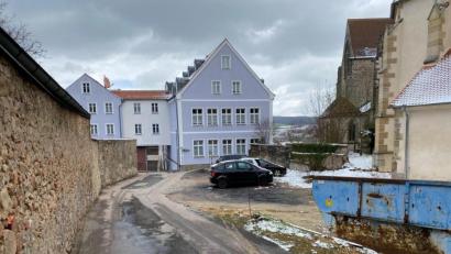 Bild: Wilhelm Amann
Straßenbau und Freiflächengestaltung sind nicht getrennt voneinander möglich. Beides soll erst nach der Erneuerung der Wasserleitung in der Spitalgasse ablaufen.