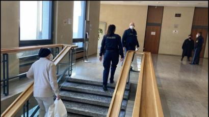 Bild: ca
"Annemarie H." auf dem Weg in den Gerichtssaal. Der Angeklagte sitzt aktuell in einem Frauengefängnis ein, in der Männer-JVA gab es Probleme.