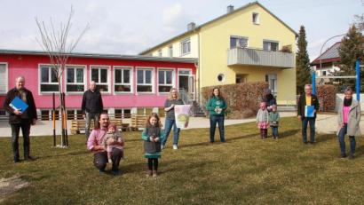 Bild: wro
Geleitet wird der Förderverein „Kindergarten Sankt Josef e. V.“ von Vorsitzender Iris Thoma und Stellvertreterin Nadine Koller (Bildmitte, von rechts). Bei der offiziellen Vorstellung waren auch Pfarrer Markus Nees (links) und Bürgermeister Toni Dutz (Zweiter von rechts) dabei.
