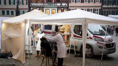 Bild: Gollnow/dpa
Schnelltests in der Tübinger Fußgängerzone. Gibt es demnächst ähnliche Szenen in Weiden? Das soll sich diesen Mittwoch entscheiden.