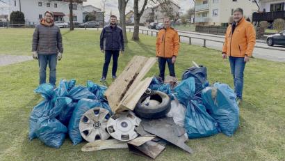 Bild: sck
Mit gemischten Gefühlen schauen (von links) Stefan Kroher und Christoph Ziegler von den Jungen Freien Wählern, stellvertretender Bürgermeister Michael Streit und Stadtrat Holger Eckert auf den eingesammelten Müll.