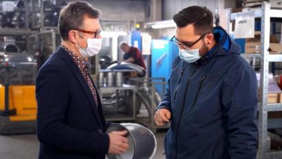 Bild: iTV Coburg/exb
Schmelzer-Geschäftsführer Helmut Keck und Ingenieur Dominik Wild beschäftigen sich bei der Firma Ambros Schmelzer damit, wie Rohrsysteme kontinuierlich und automatisch überwacht werden können - und fanden gemeinsam mit der Hochschule Coburg eine Hightech-Lösung.