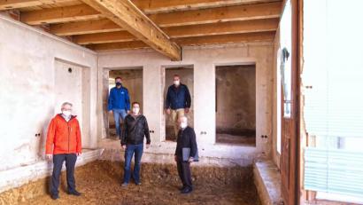 Bild: njn
Ortstermin im zukünftigen Bürgerhaus: Derzeit werden im Erdgeschoss die Vorbereitungen für die Einbringung der Bodenplatten getroffen. Auf dem Bild (vorne, von links) Bürgermeister Johannes Reger, Architekt Martin Ott vom Planungsbüro RSP-Architekten und Baustatiker Helmut Raps sowie (hintere Reihe) Werkpolier Thomas Hallermeier von der Baufirma Aumer und Bauamtsleiter Dieter Döppl.