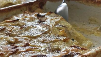 Bild: Michael Schiffer 
Das Gratin dauphinois oder Dauphiner Art ist köstlich als Hauptgericht zu Salat, aber passt auch hervorragend zu Fleisch und Fisch.