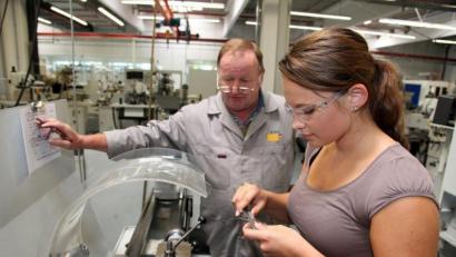 Bild: Götz
Die Zahl der Lehrstellen sinkt, gleichzeitig gibt es weniger Bewerber. Unser Bild entstand bei Gerresheimer Wackersdorf.