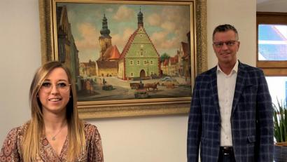 Bild: Stadt Hirschau/exb
Bürgermeister Hermann Falk gratuliert seiner ehemaligen Auszubildenden Selina Meier zu ihrer hervorragenden Leistung.