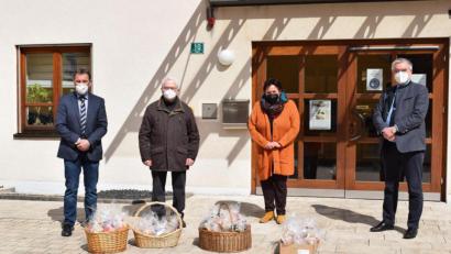 Bild: bnr
Mit kleinen Ostergeschenken überraschten die Seniorenbeiräte Helmut Butz (Zweiter von links) und Gerdi Gradl (Zweite von rechts) die Bewohner des Altenheims St. Johannisstift. Über die Aufmerksamkeit freuten sich Stiftungsrat Norbert Auer (links) und Bürgermeister Richard Tischler (rechts).