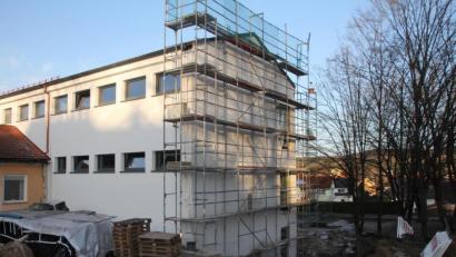 Bild: frd
Die Arbeiten zur Sanierung des Grundschulgebäudes in Teunz schreiten voran. Auch die Außenmauern und Anbauten werden frei- und trockengelegt. Ebenso steht die Erneuerung der Abwasserkanäle auf dem Bauplan.