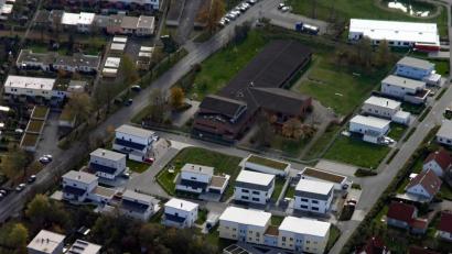 Archivbild: Bernd Georgi
In die ehemalige US-amerikanische Schule in der Kennedystraße in Amberg zieht eine Außenstation des BRK-Impfzentrums ein.