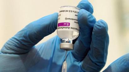 Symbolbild: picture alliance/dpa/PA Wire | Owen Humphreys
Medizinisches Personal befüllt eine Spritze mit dem Corona-Impfstoff von Oxford/Astrazeneca im NHS Nightingale Hospital North East.