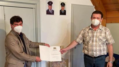 Bild: mmj
Bürgermeister Gerald Reiter (links) überreichte Helmut Werner die kommunale Dankurkunde des Innenministers für 18 Jahre Engagement im Gemeinderat.