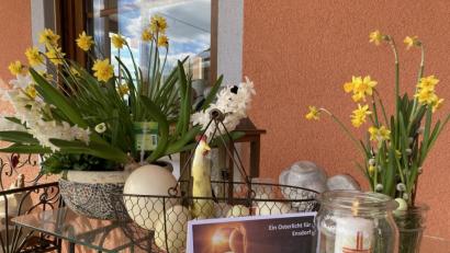 Bild: Klaus Hernes/exb
Ein Osterlicht und eine liebevoll gestaltete Grußkarte werden als Symbole der Hoffnung übergeben.