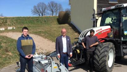 Bild: Anton Köppl
Aufrüsten für saubere Ortsstraßen in Schwarzhofen. Bauamtsleiter Simon Heiser, Bürgermeister Maximilian Beer und Bauhof-Techniker Fabian Winter (von links) nahmen die neue Kehrmaschine in Betrieb.