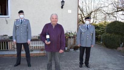 Bild: nbu
Zweiter Vorsitzender Gerhard Lindthaler (rechts) gratuliert zusammen mit dem Dritten Vorsitzenden Dominik Falk (links) Schorsch Dotzler zum 75. Geburtstag.