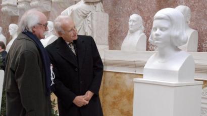 Archivbild: Armin Weigel/dpa
Franz J. Müller, damaliger Vorsitzender der Weiße Rose-Stiftung (links) und der ehemalige bayerische Ministerpräsident Edmund Stoiber betrachteten im Februar 2003 in der Walhalla bei Donaustauf (Kreis Regensburg) die Büste von Sophie Scholl. Sophie würde über eine derartige Überhohung ihrer Person die Hände über dem Kopf zusammenschlagen, zitierte Scholl-Biograf Robert M. Zoske Sophies älteste Schwester Elisabeth.
