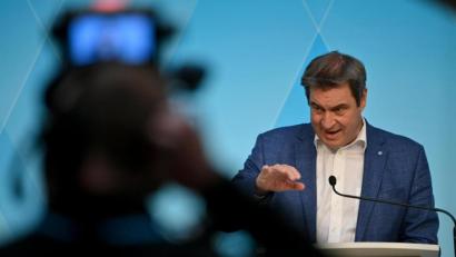 Bild: Peter Kneffel
Markus Söder (CSU), Ministerpräsident von Bayern, verkündet die strengeren Corona-Regeln am Mittwoch auf einer Pressekonferenz.