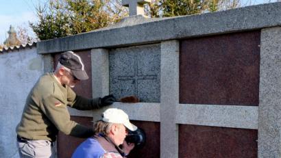 Bild: le
Am Gründonnertag wurde die erste Urnengrabstätte im katholischen Friedhof durch Steinmetzmeister Franz Schmidt (rechts) fertiggestellt. Das Urnengrab kann ab sofort benützt werden. Anmeldungen liegen bereits vor.