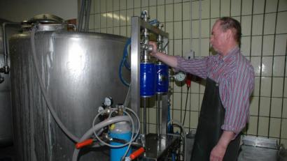 Archivbild: dob
So war Weißbierbrauer Rudolf Fiebig in seinem Element. Jahrzehntelang braute er das beliebte Behringer-Weißbier, das weit über die Grenzen der Stadt hinaus bekannt ist.