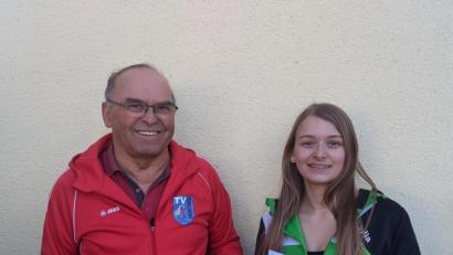 Bild: dob
Abteilungsleiter Andreas Eger überreicht an seine Tochter Julia das fünfte Sportabzeichen in Gold. Wegen der Corona-Pandemie kann leider keine Übergabe der Sportabzeichen an alle anderen erfolgreichen Teilnehmer erfolgen.
