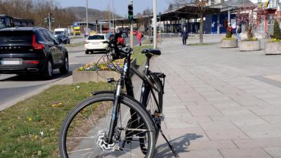 Bild: Stephan Huber
Heute traut sich kaum ein Radfahrer auf den vierspurigen Altstadtring zwischen großem Kreisverkehr und Ziegeltorplatz. Das soll sich durch einen Modellversuch ändern.