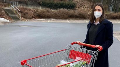 Bild: Isabel Beer
Die Mitglieder des Leo-Clubs, hier Präsidentin Isabel Beer, gehen für
Menschen einkaufen, die selbst nicht können.