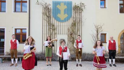 Bild: Johann Pilarski/exb
Viele freudige Gesichter bei der Ehenbachtaler Blaskapelle: Den erfolgreichen D2-Absolventen (mit Urkunde, von links) Tamara Winter, Luisa Schorner, Maria Schlosser, Michael Leitl und Mia Preitschaft gratulieren der musikalische Leiter Johannes Pilarski (links) und Vorsitzender Dominik Strähl (rechts).