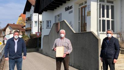 Bild: lpr
Bonifatius Vogl (Mitte) wurde für 25 Jahre im öffentlichen Dienst geehrt.