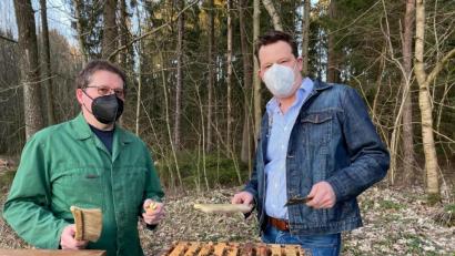 Bild: Imkerverein Schönsee und Umgebung
Frühjahrsnachschau zum Zustand des Bienenvolkes: Fachwart Michael Völkl (links) hat Tipps für Jungimker Alexander Greber parat.