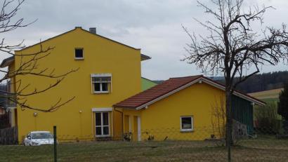 Bild: Houschka
Im nördlichen Bereich des Kindergartens Högling wird ein Anbau entstehen. Er ist durch die steigende Zahl von Krippenkindern unumgänglich. Das zum Projekt benötigte Grundstück (im Vordergrund) befindet sich im Besitz der Gemeinde.