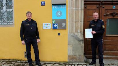 Bild: stg
Bernhard Gleißner (rechts), Chef der PI Kemnath, und sein Stellvertreter Dieter Striegl stellten die Kriminalitätsstatistik für das Jahr 2020 vor.