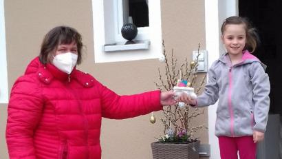 Bild: Daniela Kühner/exb
Das Leitungsteam brachte die Osternestchen bei den Kindern vorbei.
