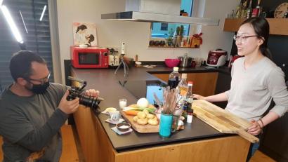 Bild: Christoph Lindenberger/exb
Videodreh in Nachbars Küche: Christian Kreil filmt Sun-Hwa Jung, wenn sie alle zwei Wochen ein neues koreanisches Gericht vorstellt und zeigt, wie man es nachkocht. Zum Auftakt werden immer erst einmal die Zutaten vorgestellt – die sind meist gar nicht so exotisch, wie man meinen könnte.