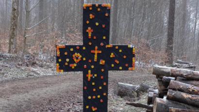 Bild: Thomas Schertel/exb
Bunte Steine, die sie in einer Schatzkiste am Osterloch gefunden hatten, klebten die Kinder an ein schwarzes Kreuz, das zum Ausdruck bringt: Jesus hat den Tod überwunden.