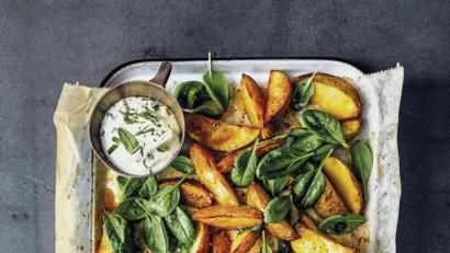 Bild:  Becca Crawford/Gräfe und Unzer Verlag/dpa
Das Orangen-Hähnchen mit den Kartoffel-Streifen bekommen durch einen Minz-Dip noch einen extra Frischekick.