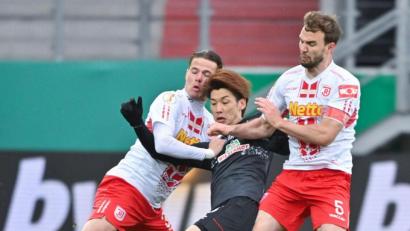 Bild: Armin Weigel/dpa
Kampf war Trumpf zwischen dem SSV Jahn Regensburg und Werder Bremen. In dieser Szene nehmen Jan Elvedi (links) und Benedikt Gimber (rechts) den Bremer Yuya Osako in die Zange.