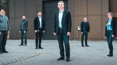 Bild: Fraunhofer UMSICHT/exb
Das neue Leitungsteam bei Fraunhofer-Umsicht in Sulzbach-Rosenberg (von links): Samir Binder, Fabian Stenzel, Robert Daschner, Matthias Franke, Frederik Betsch und Katharina Reh.