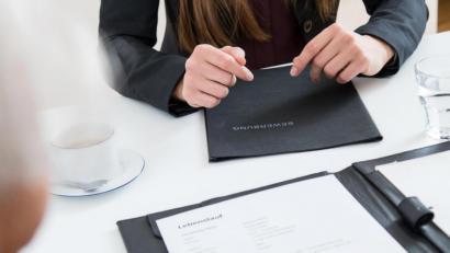 Symbolbild: Christin Klose/dpa-tmn
Die Simulation eines Vorstellungsgesprächs bereitet Jugendliche auf diese wichtige Situation vor.