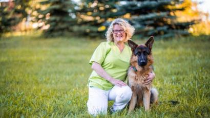 Bild: Katharina Merther/exb
Yvonne Federl mit ihrem Schäferhund Onya. Das erst dreijährige Tier der Vohenstraußer Tierärztin starb am 21. März vermutlich an einer Vergiftung mit Rattengift.
