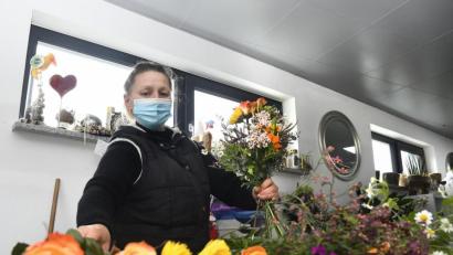 Bild: Petra Hartl
„Für uns ist es sehr schwierig“, sagt Kerstin Münch vom Floristikfachgeschäft Pusteblume mit Blick auf die neuen Corona-Regeln im Handel.