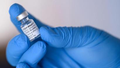 Bild: Robert Michael/dpa
Verursacht der Impfstoff "Comirnaty" von Biontech/Pfizer gegen das Coronavirus schwere Schäden im Körper? Dieses Gerücht kursiert gerade in einer Whatsapp-Nachricht. Totaler Unsinn, sagt ein Mediziner aus Regensburg.