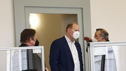 Bild: gib
Christian Schlegl (Mitte) im Gespräch mit seinen Verteidigern Andreas Kaiser (links) und Konrad Brenninger.
